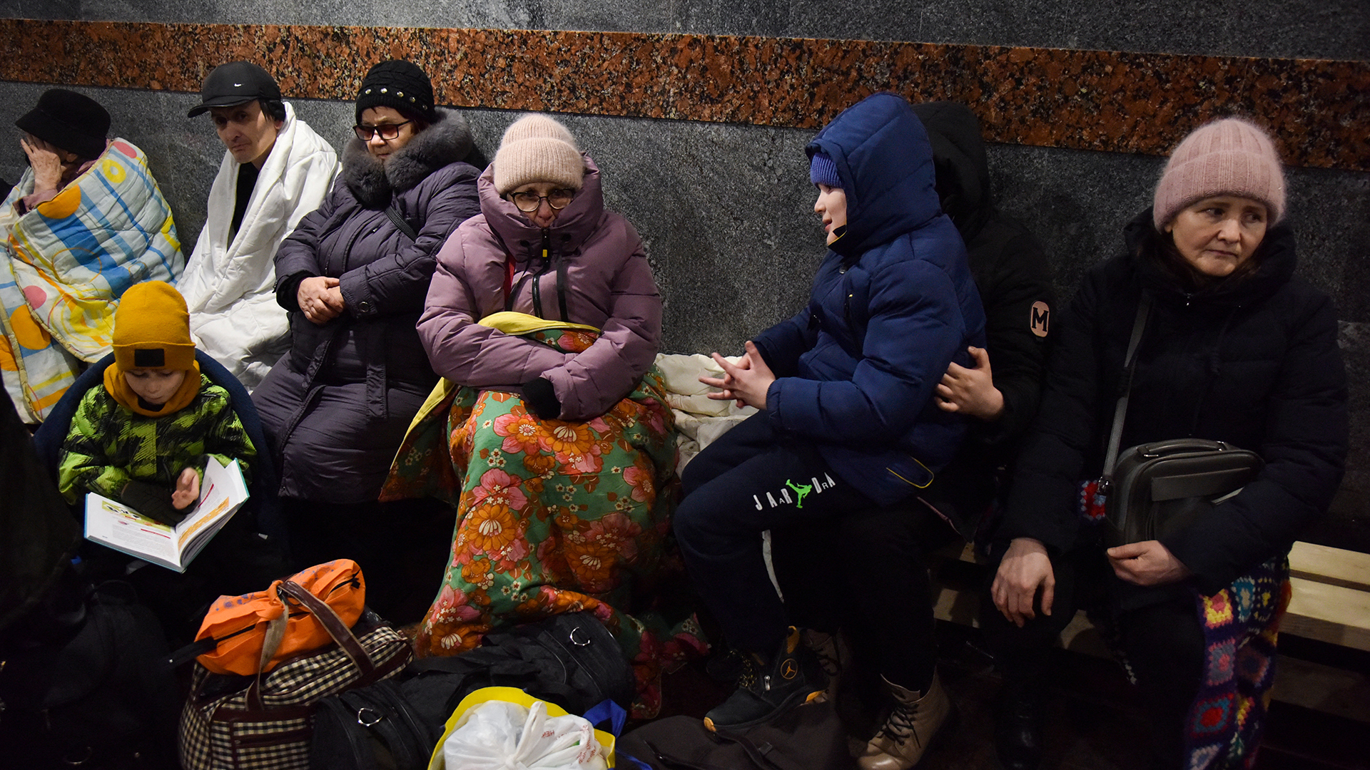 Menschen, die vor dem Einmarsch Russlands in die Ukraine fliehen, versammeln sich am Bahnhof im ukrainischen Lviv. | REUTERS