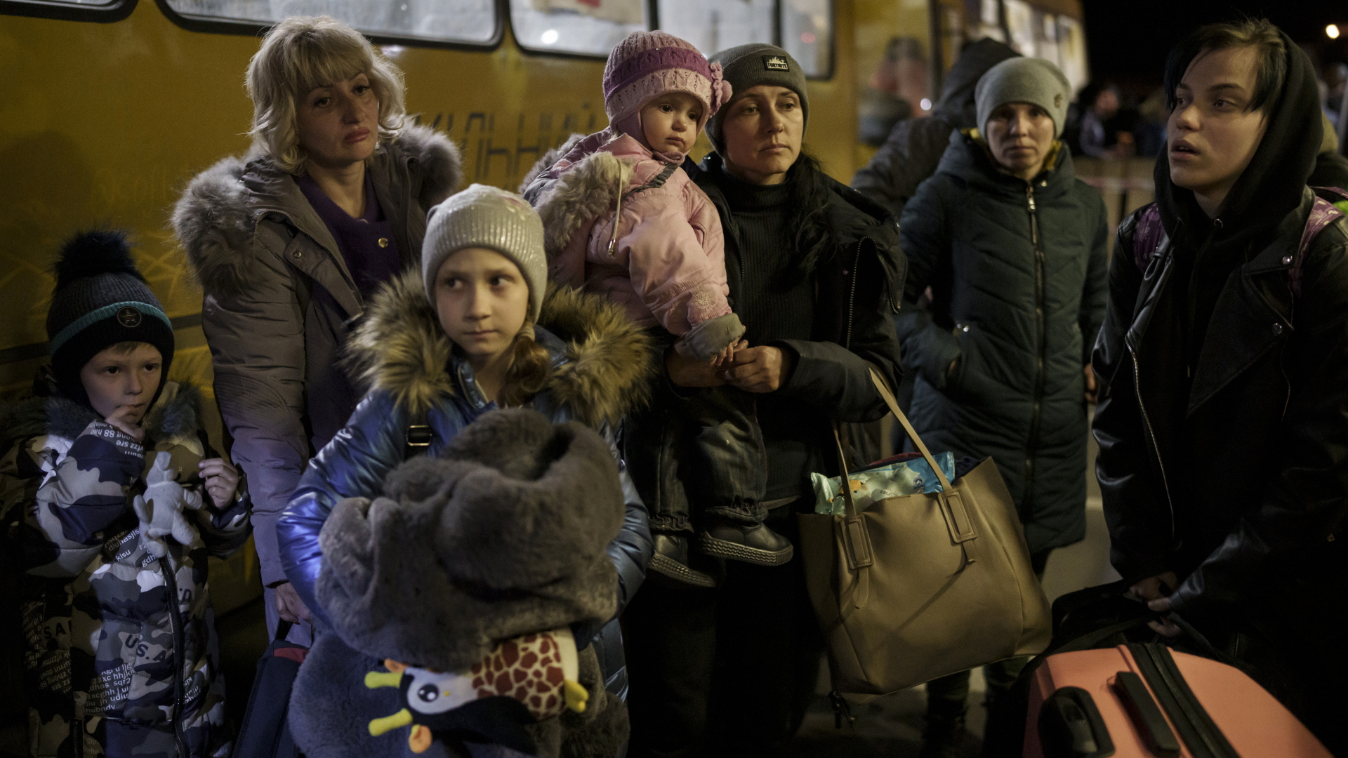 Aus Mariupol und nahe gelegenen Städten geflüchtete Menschen kommen in Saporischschja an. | dpa