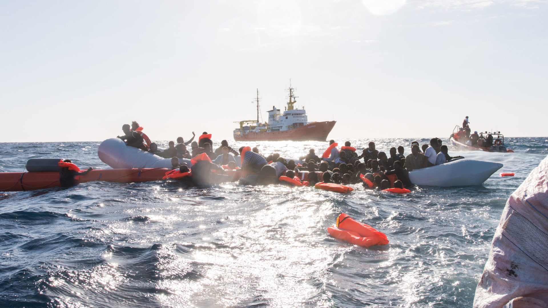 Noch immer versuchen Menschen täglich über das Mittelmeer nach Europa zu gelangen. Hier werden Schiffbrüchige vor der libyschen Küste geborgen. | dpa