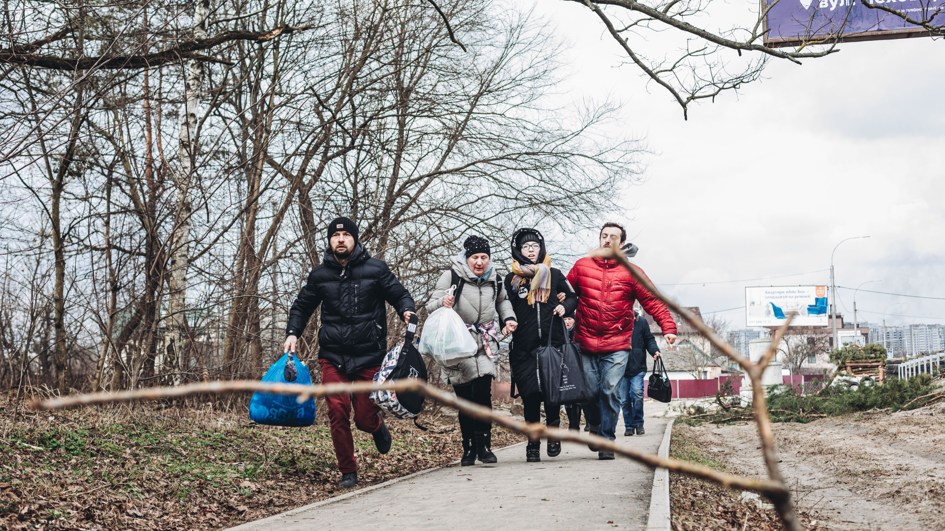 Eine Familie rennt vor dem Beschuss weg in Irpin, Ukraine. | dpa