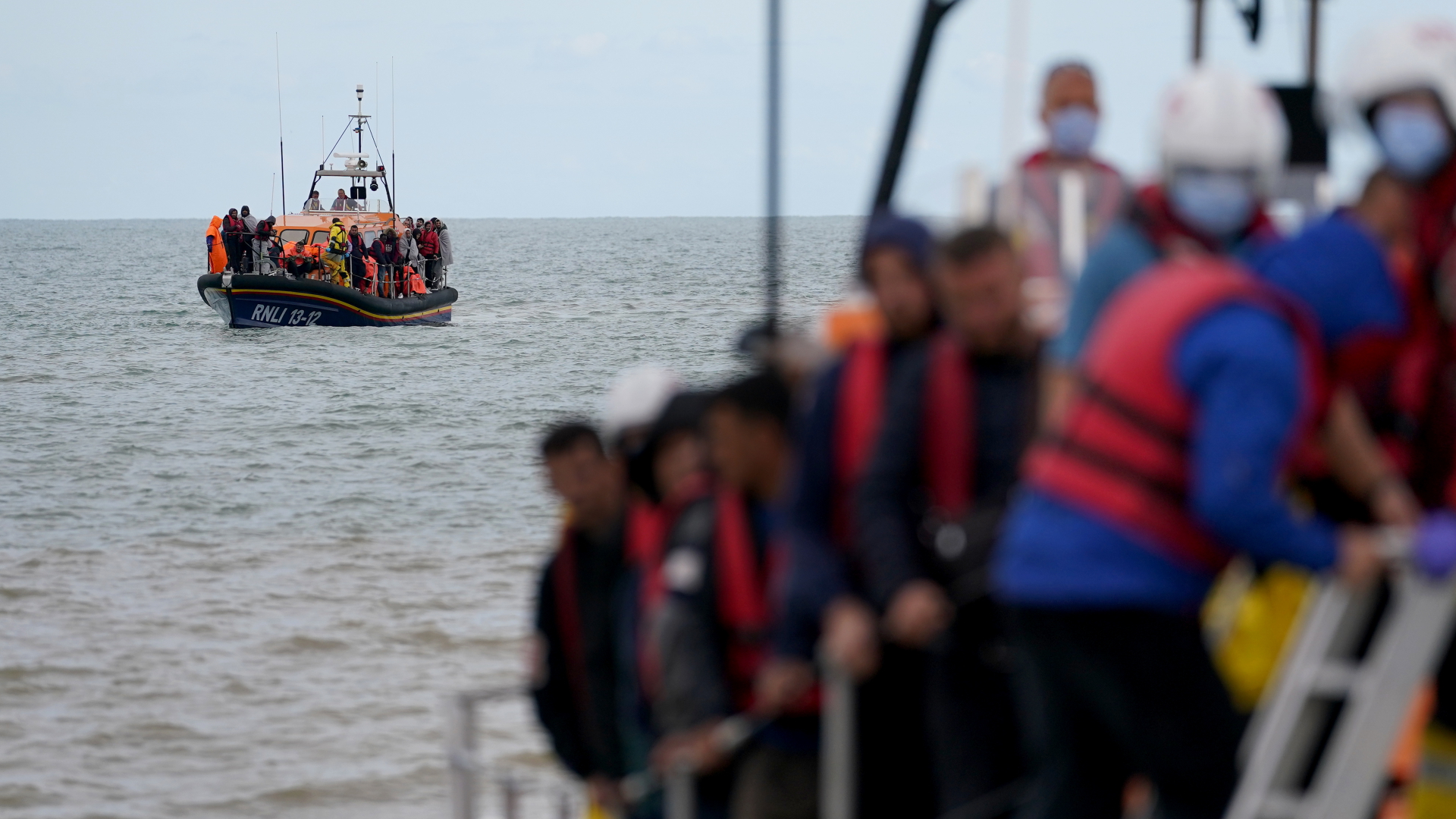 Rettungsboote laufen mit Gruppen von Menschen in Dungeness (Großbritannien) ein. (Archivbild vom 15.09.2022) | dpa
