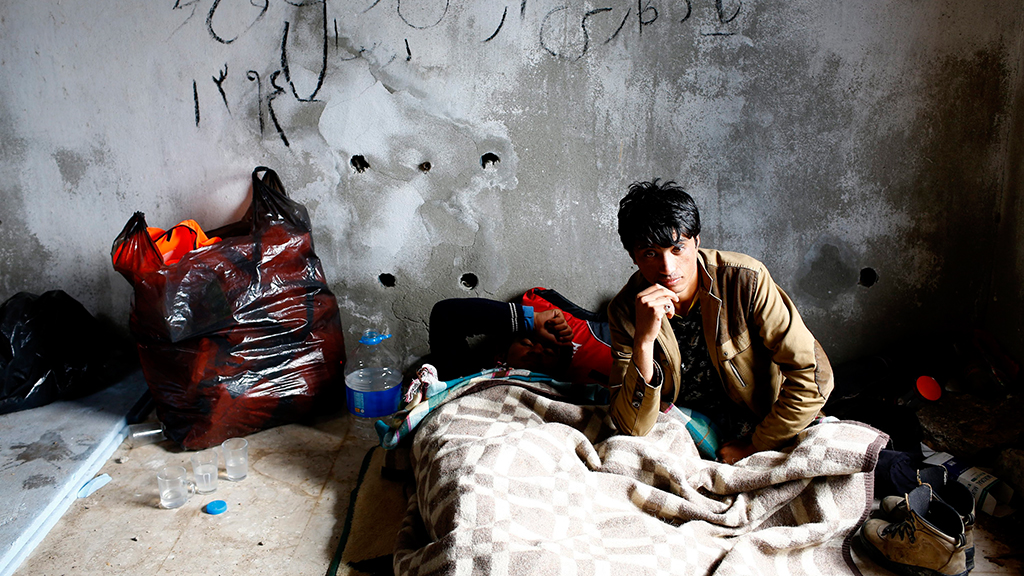 Ein afghanischer Flüchtling wartet in einer Unterkunft in der Nähe von Izmir in der Türkei.