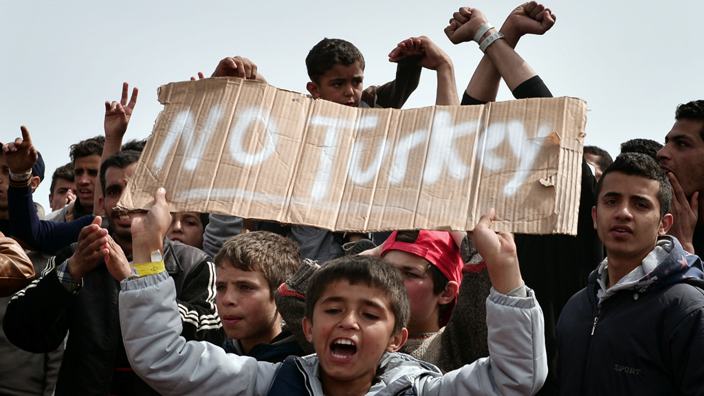 Flüchtlingskind hält Schild gegen drohende Abschiebung empor