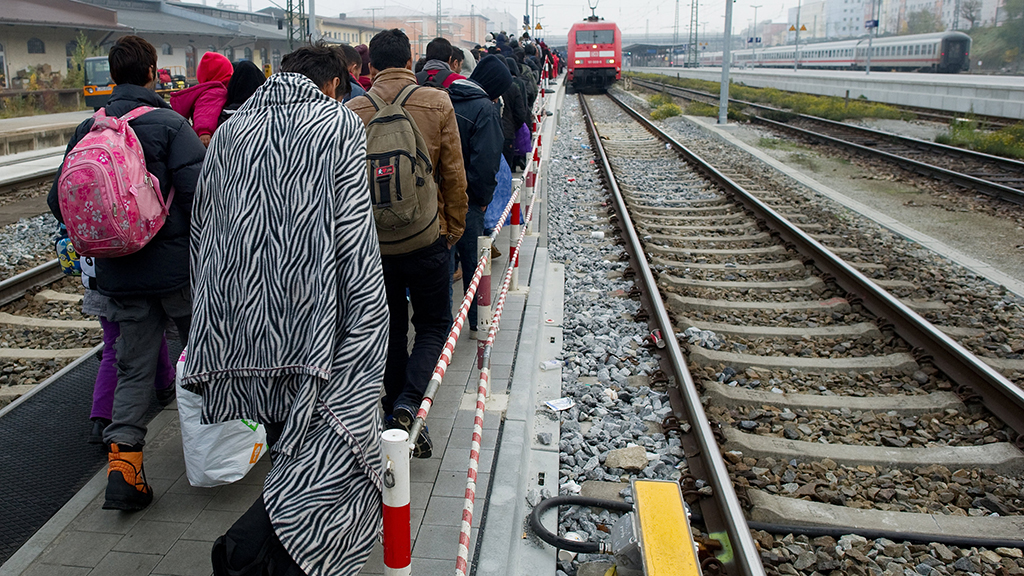 Flüchtlinge gehen in Passau (Bayern) am Bahnhof zu einem Sonderzug der nach Düsseldorf fährt. | null