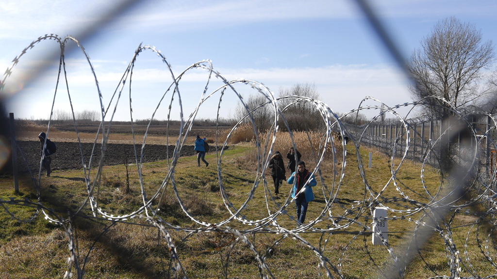 Flüchtlinge auf serbischen Boden an der Grenze zu Ungarn