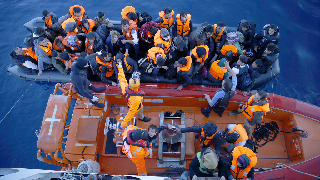 Flüchtlinge steigen nach gescheiterter Fahrt zur griechischen Insel Chios in ein Boot der türkischen Küstenwache. | null
