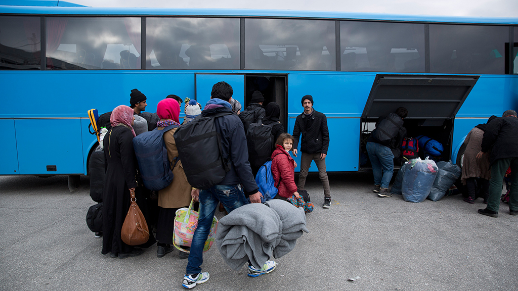 Flüchtlinge besteigen in Griechenland einen Bus | null