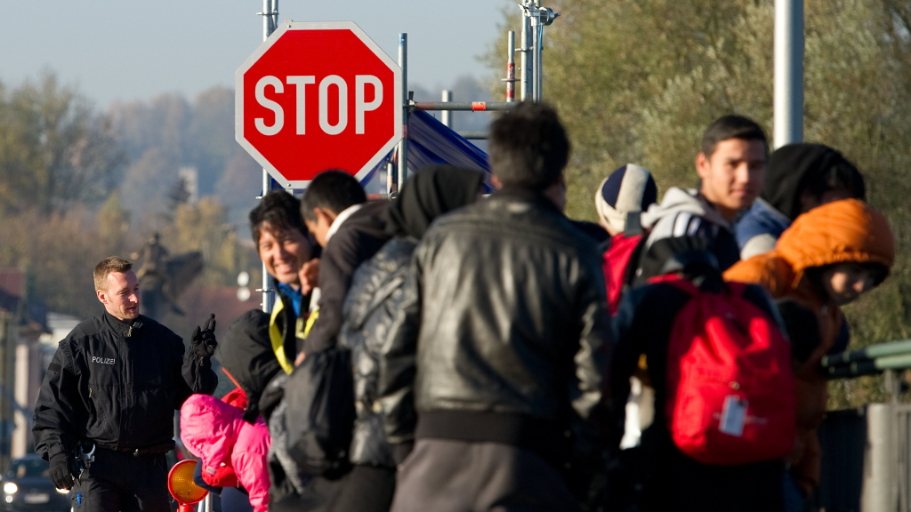 - Flüchtlinge warten am 03.11.2015 in Simbach am Inn (Bayern) auf der Innbrücke auf ihren Grenzübertritt.