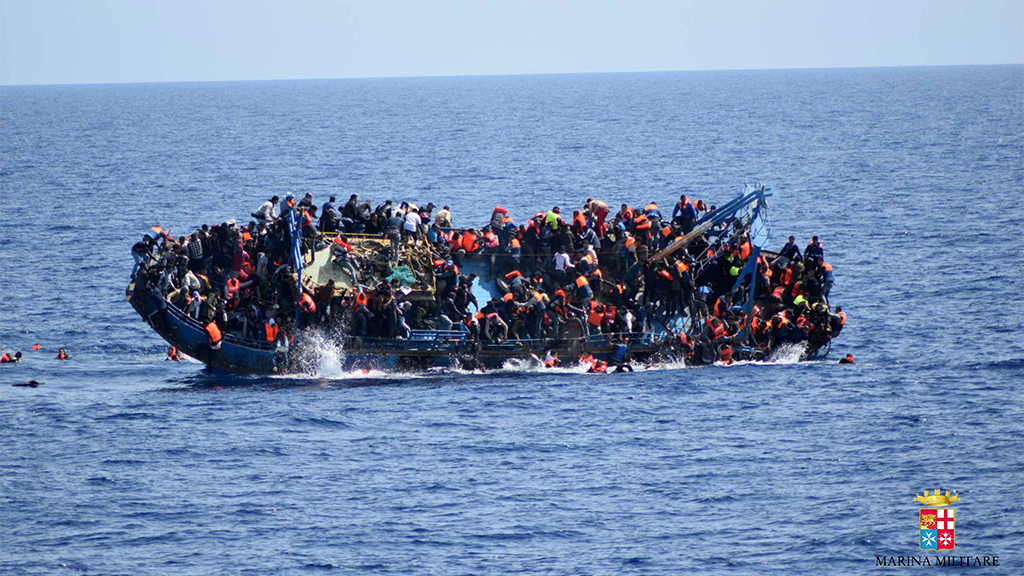 Ein umgekipptes Flüchtlingsboot