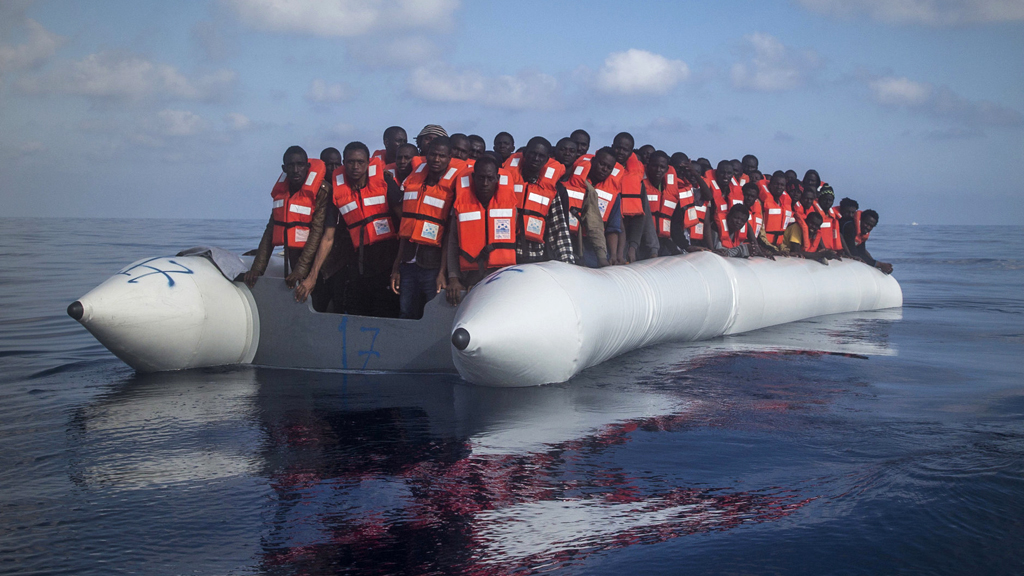 Flüchtlinge in Schwimmwesten auf einem Schlauchboot im Mittelmeer | AP