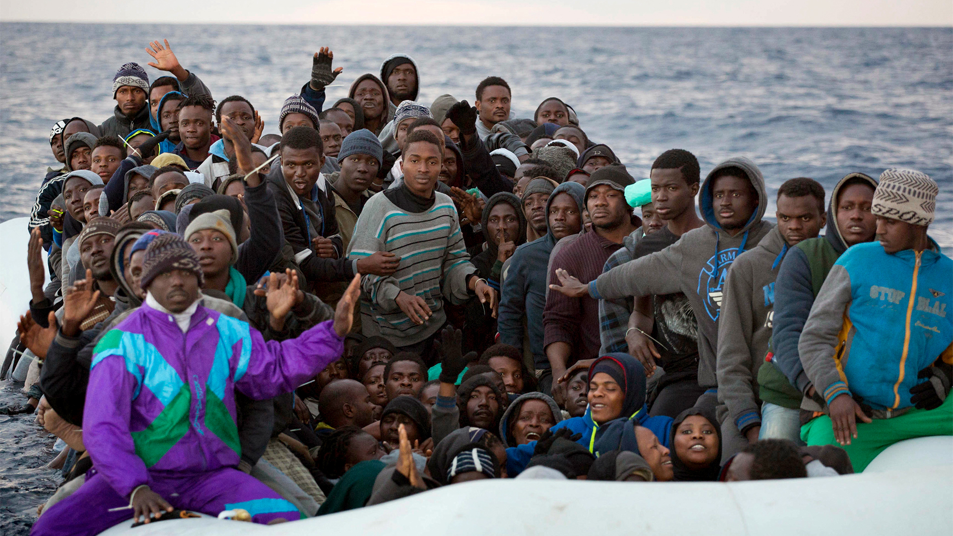 Migranten und Flüchtlinge in einem Gummiboot, die Richtung Europa fahren | dpa
