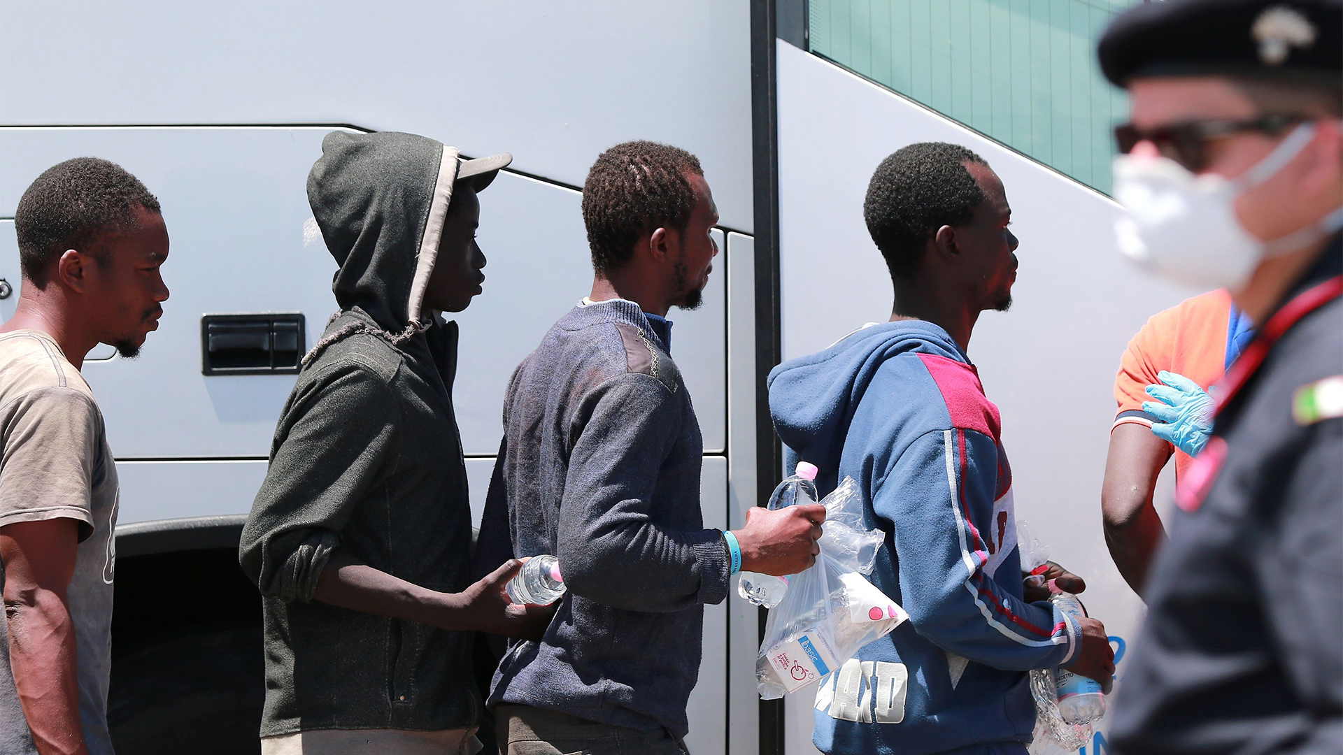 Flüchtlinge bei der Ankunft in Salerno