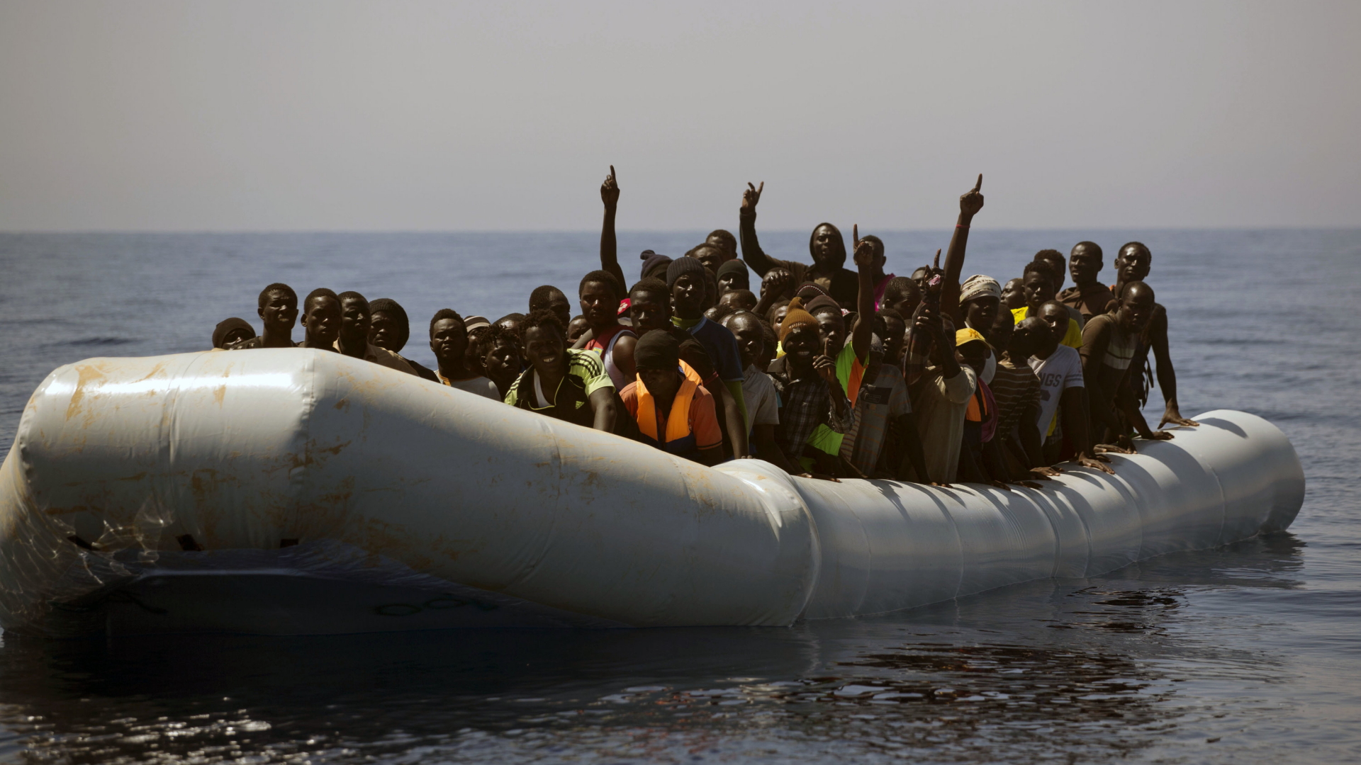 Flüchtlinge auf einem Boot | AP