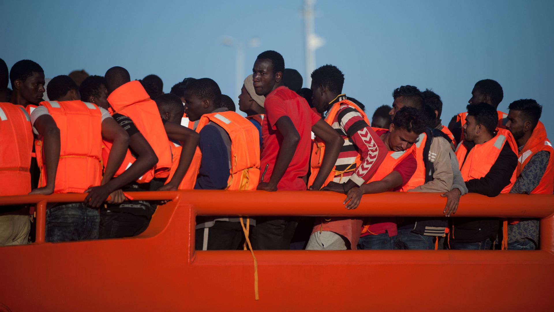  Flüchtlinge auf einem Rettungsboot, nachdem sie von der spanischen Küstenwache im Mittelmeer gerettet wurden. 