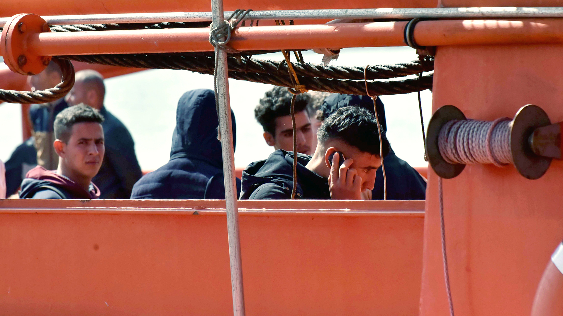 Flüchtlinge sitzen auf einem Schiff, das sie aus dem Mittelmeer gerettet hat | A Carrasco Ragel/EPA-EFE/REX