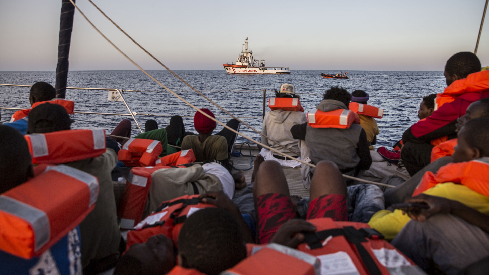 Migranten sitzen auf einem Boot der Hilfsorganisation Mediterranea Saving Humans | dpa