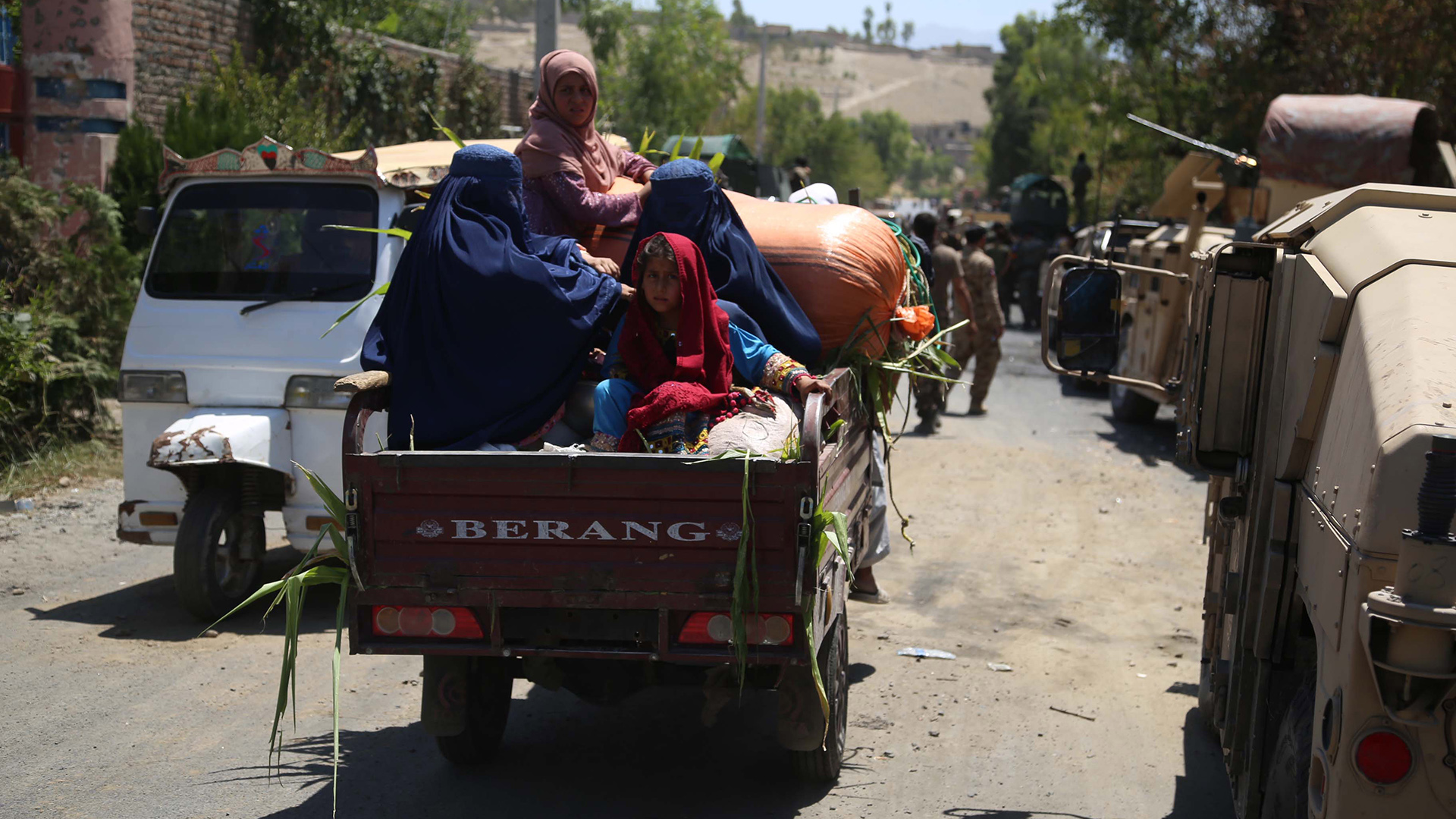 Menschen fliehen aus Alishang in der Provinz Laghman (Afghanistan) | EPA