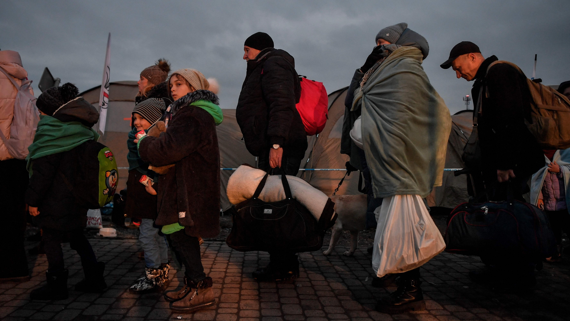 Ukrainische Flüchtlinge an der Grenze zu Polen | AFP