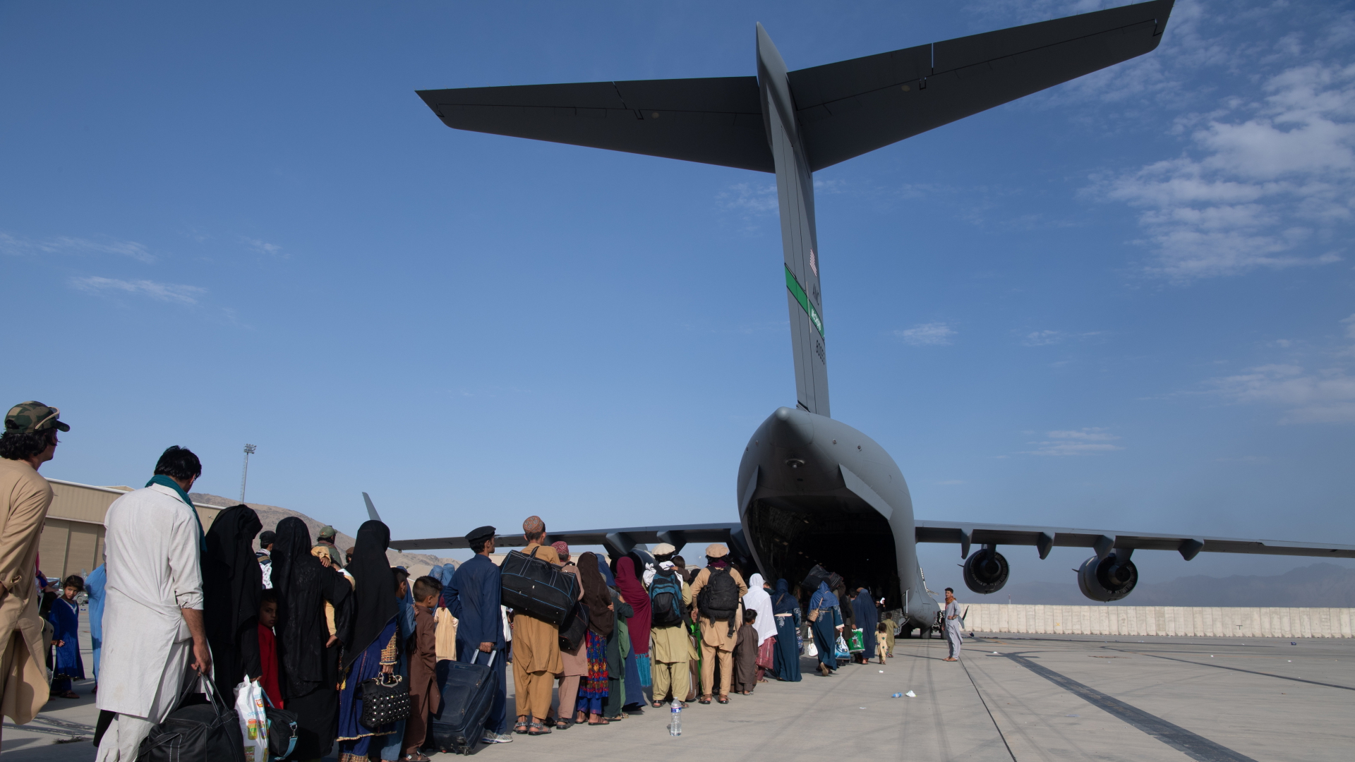 Afghanische Flüchtlinge besteigen im Rahmen der Evakuierungsmaßnahmen "Operation Allies Refuge" ein US-Militärflugzeug von Typ Boeing C-17 Globemaster III am Hamid Karzai International Airport. (Archiv)  | dpa