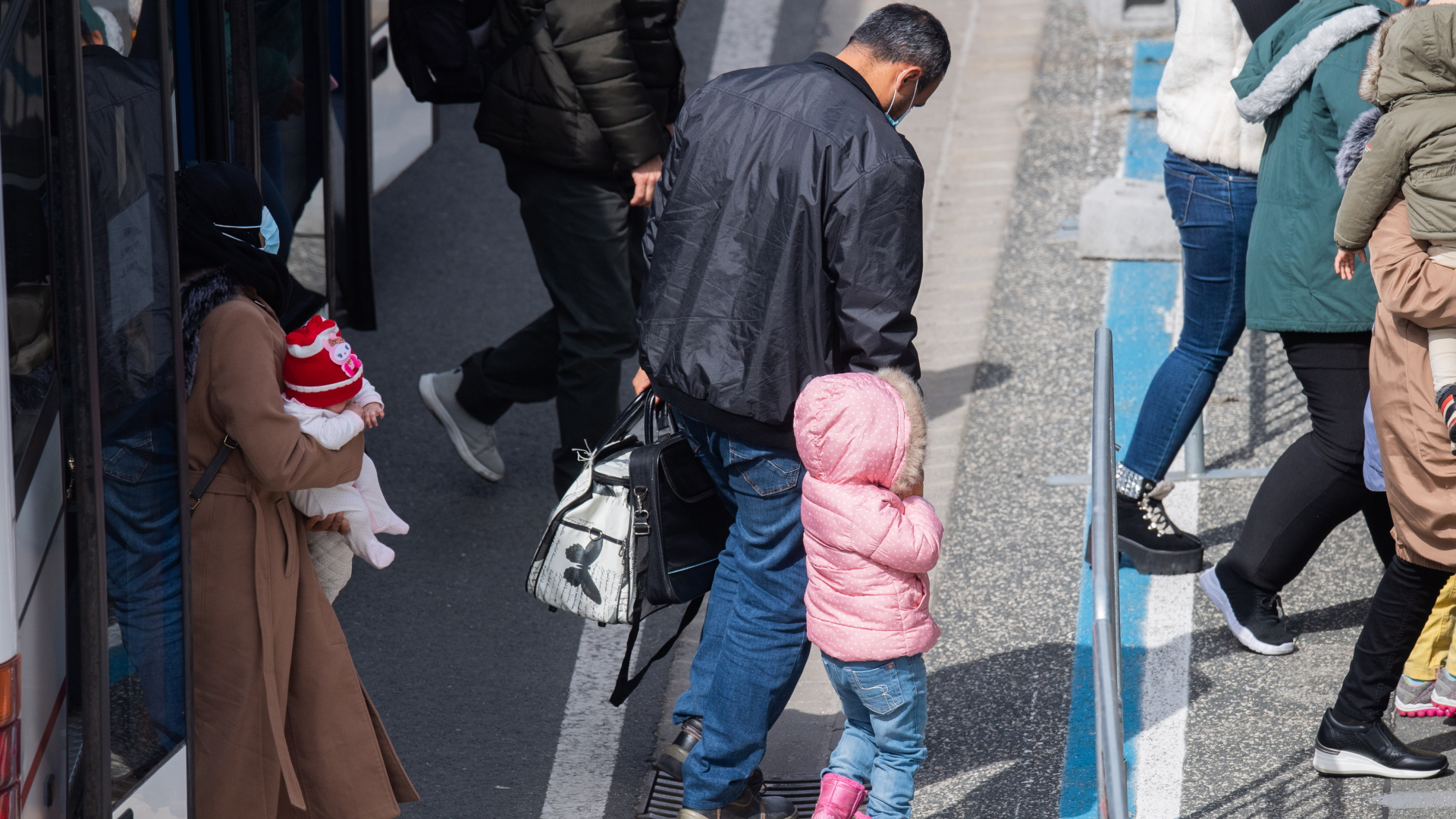 Flüchtlinge aus einem griechischen Lager bei der Ankunft in Deutschland