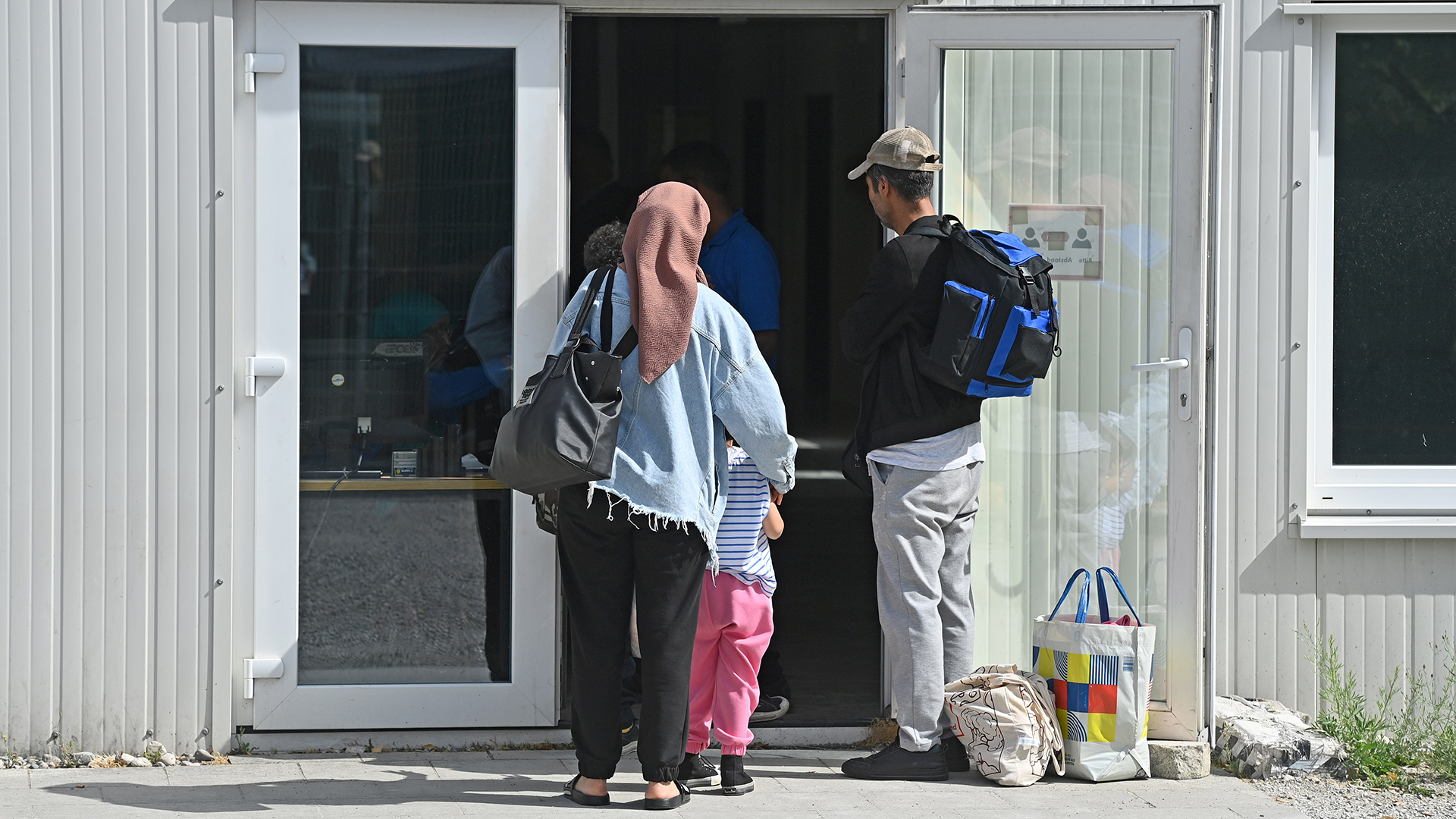 Flüchtlinge vor einem Ankunftszentrum in München