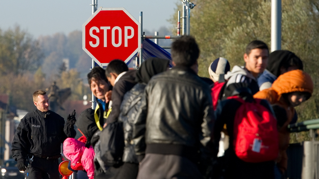 Flüchtlinge an der deutsch-österreichischen Grenze bei Simbach am Inn. | null