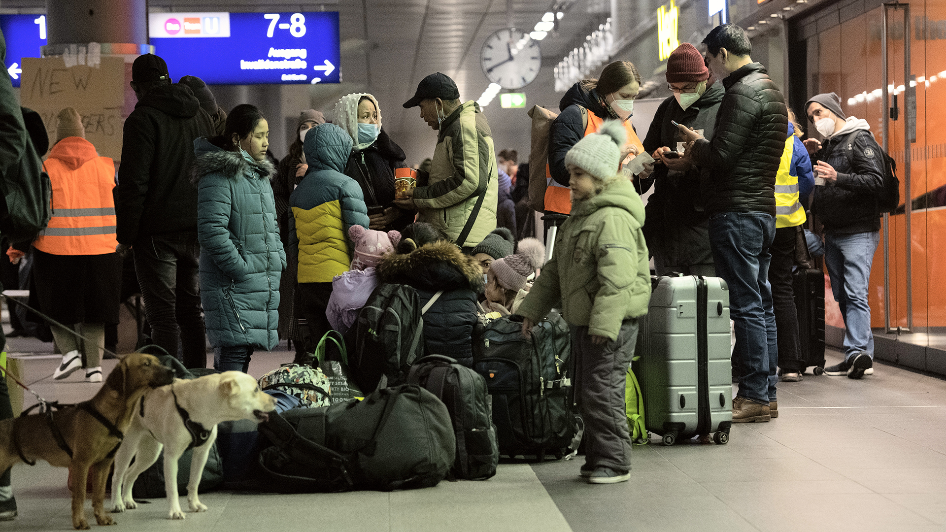 Flüchtlinge aus dem ukrainischen Kriegsgebiet warten am Hauptbahnhof in Berlin. | dpa