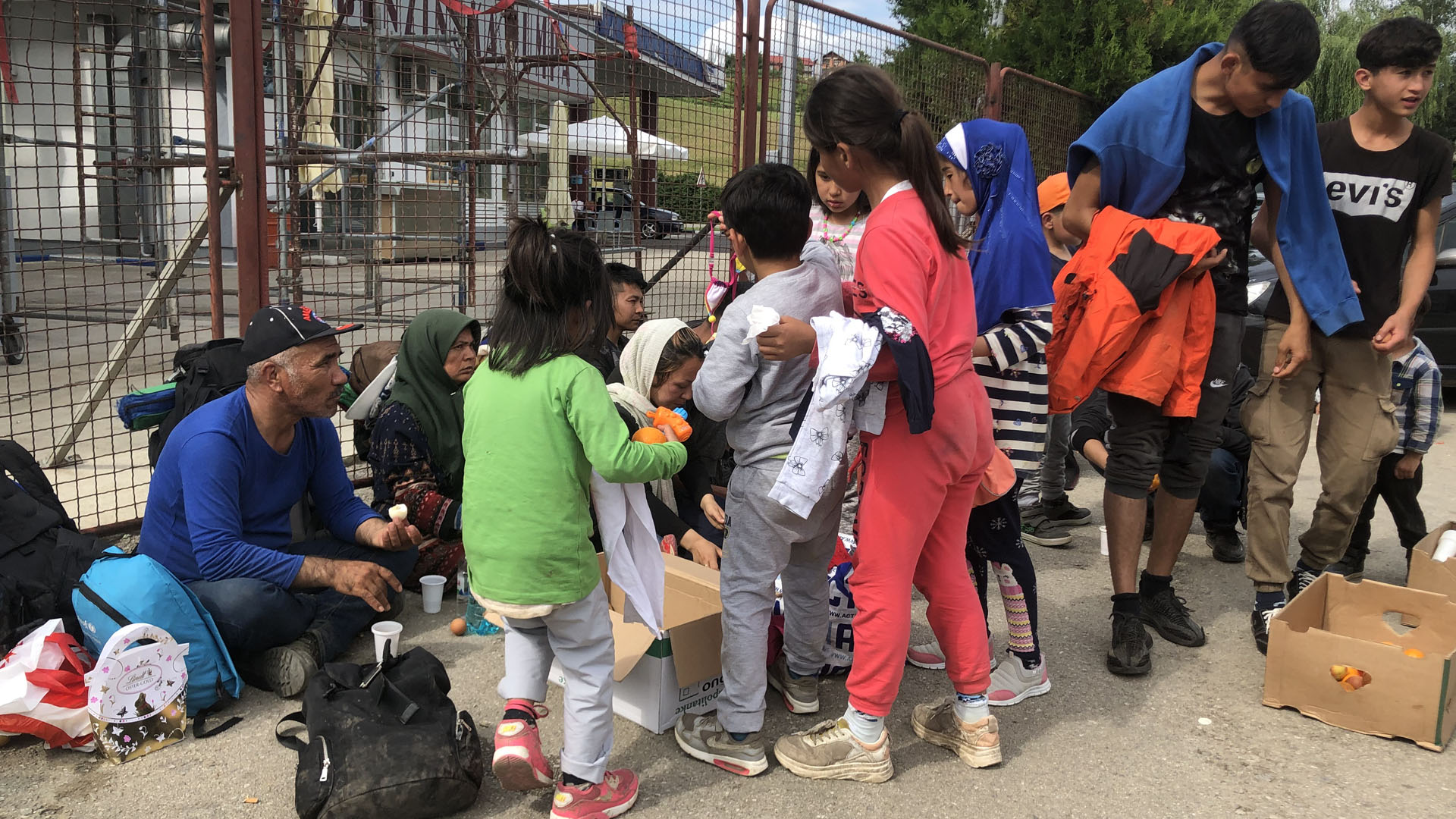 Mehrere Familien kommen nach einer illegalen Abschiebung aus Kroatien beim Flüchtlingscamp Miral in der Stadt Velika Kladusa an. | Andrea Beer ARD Wien