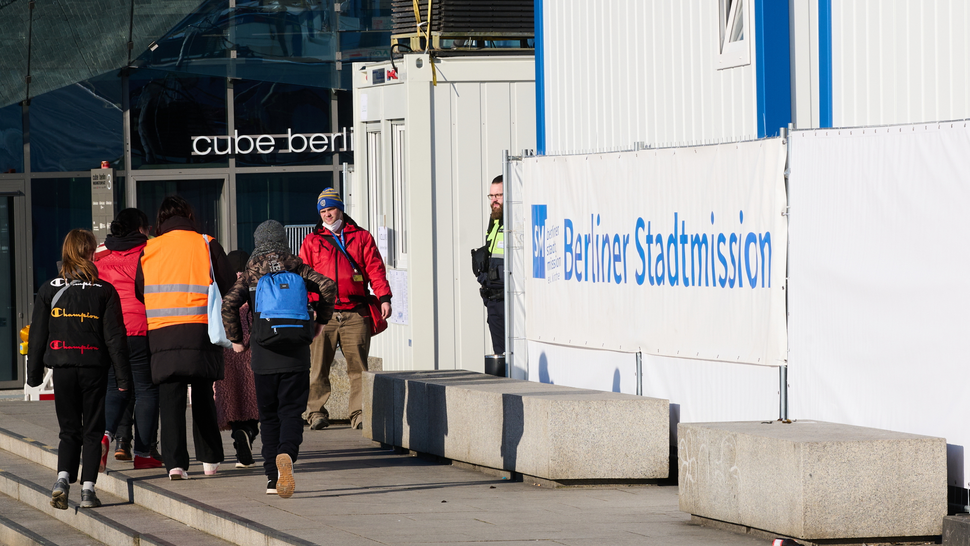 Flüchtlinge aus der Ukraine gehen am Hauptbahnhof Berlin zum Zelt der Berliner Stadtmission, das als Erstanlaufstelle für Geflüchtete dient. | dpa
