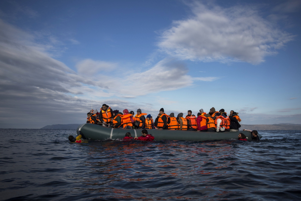 Flüchtlinge in einem überfüllten Boot auf dem Weg nach Lesbos