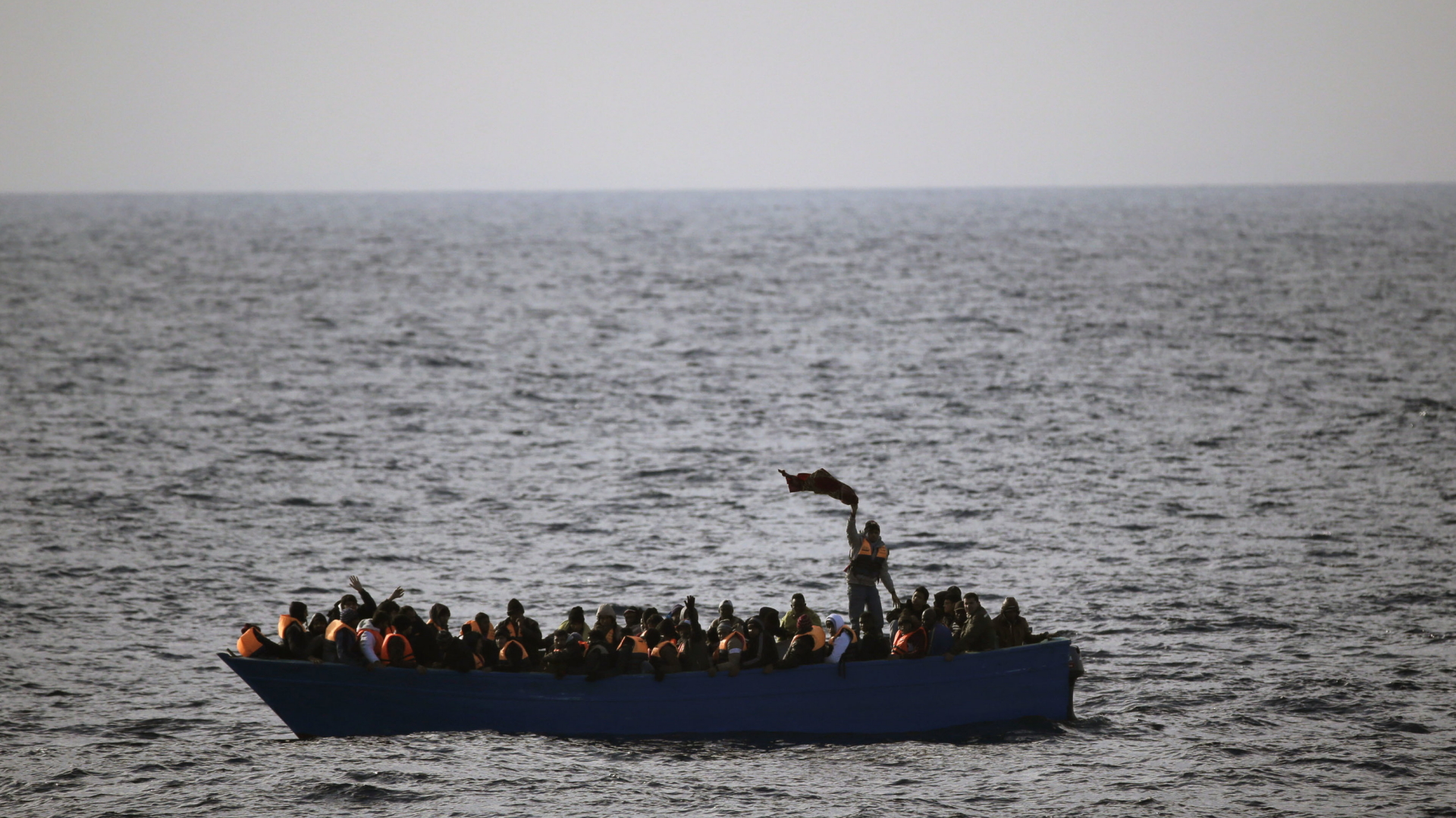 Ein Boot mit Flüchtlingen vor der Küste Libyens