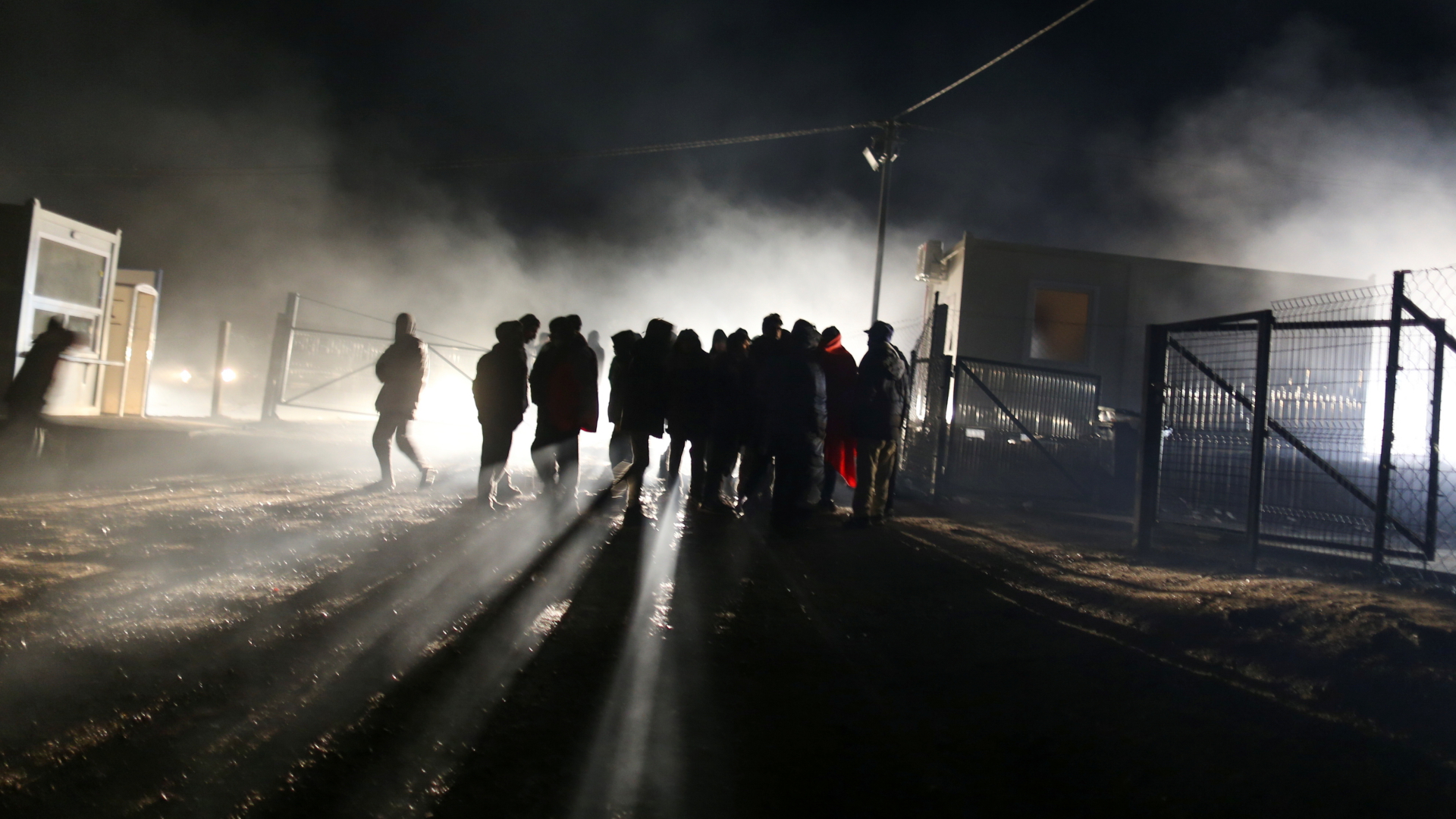 Flüchtlinge vor dem geschlossenen Lager Lipa in Bosnien| Bildquelle: REUTERS