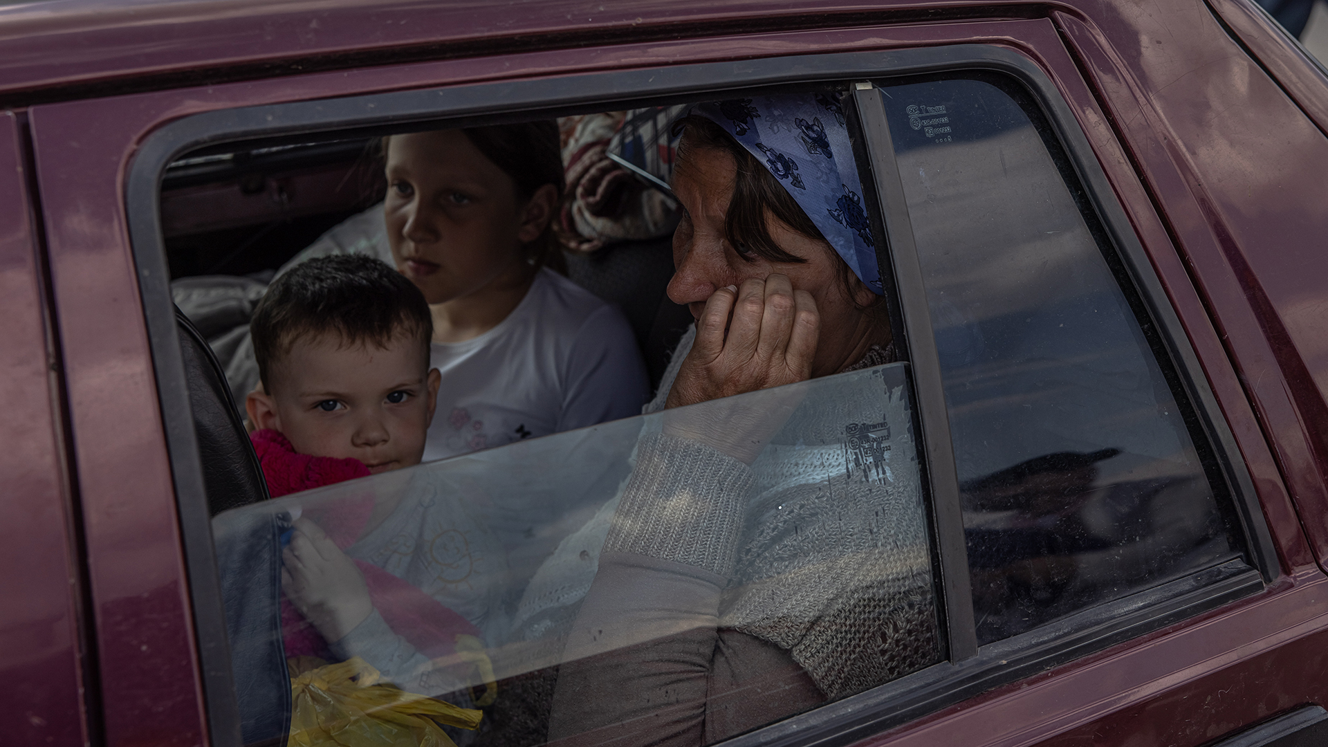 Binnenflüchtlinge sitzen in einem Auto, nachdem sie aus dem russisch besetzten Gebiet in der Region Cherson gekommen sind. | EPA
