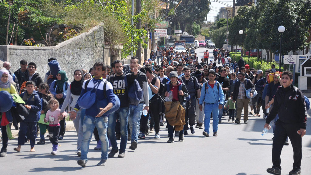 Flüchtlinge in Chios auf dem Weg zum Hafen | null