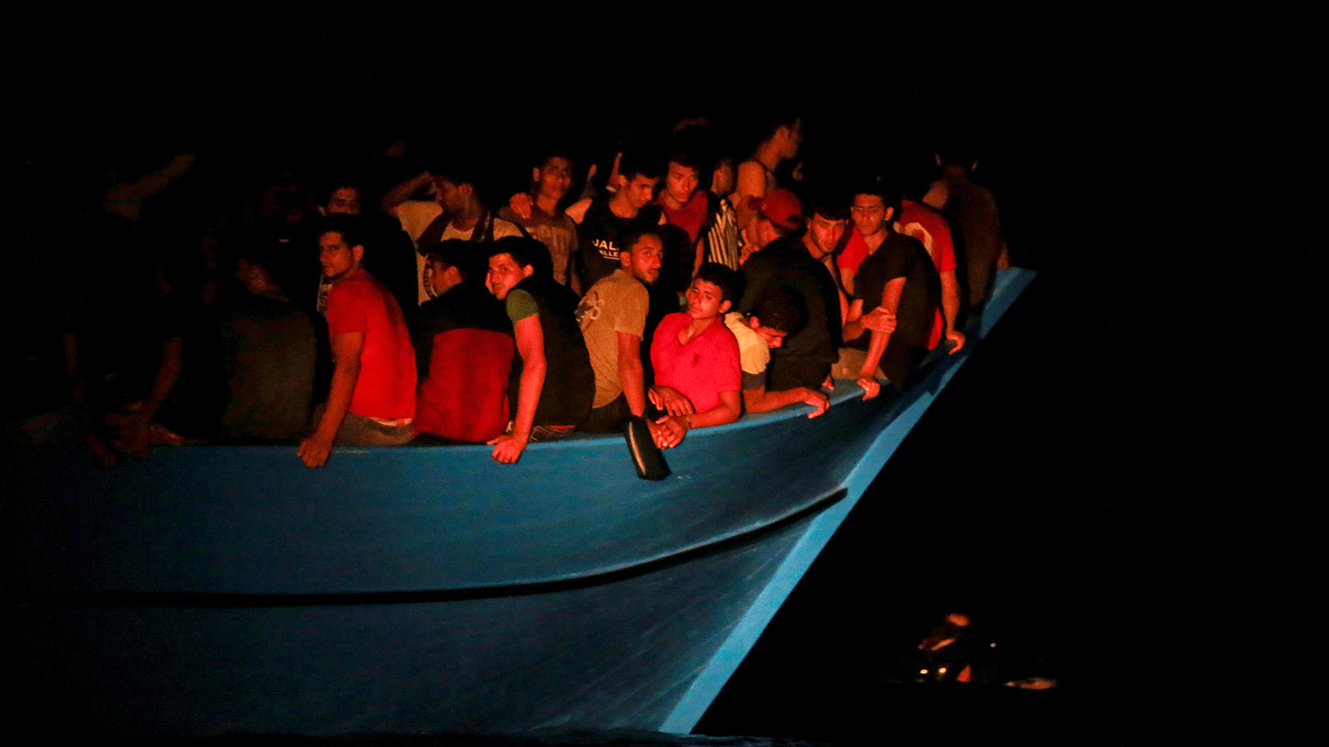 Flüchtlinge auf einem überfüllten Boot. | REUTERS