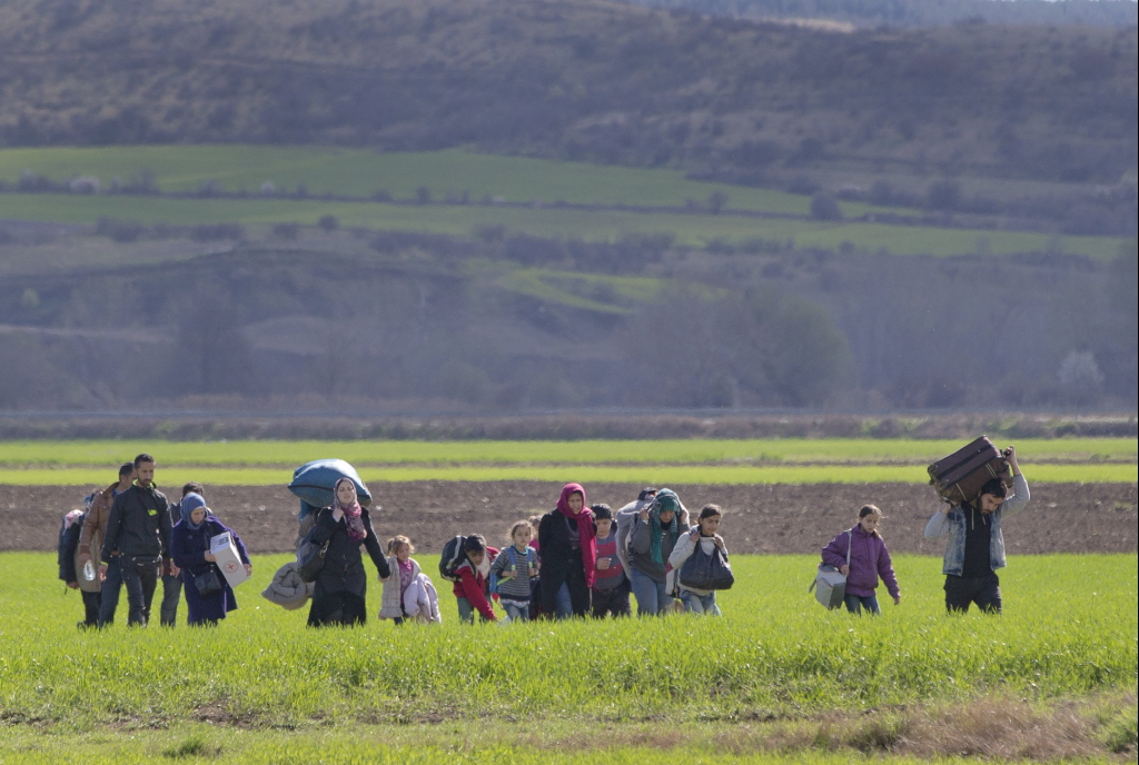 Flüchtlinge auf dem Weg zu griechisch-mazedonischen Grenze bei Idomeni