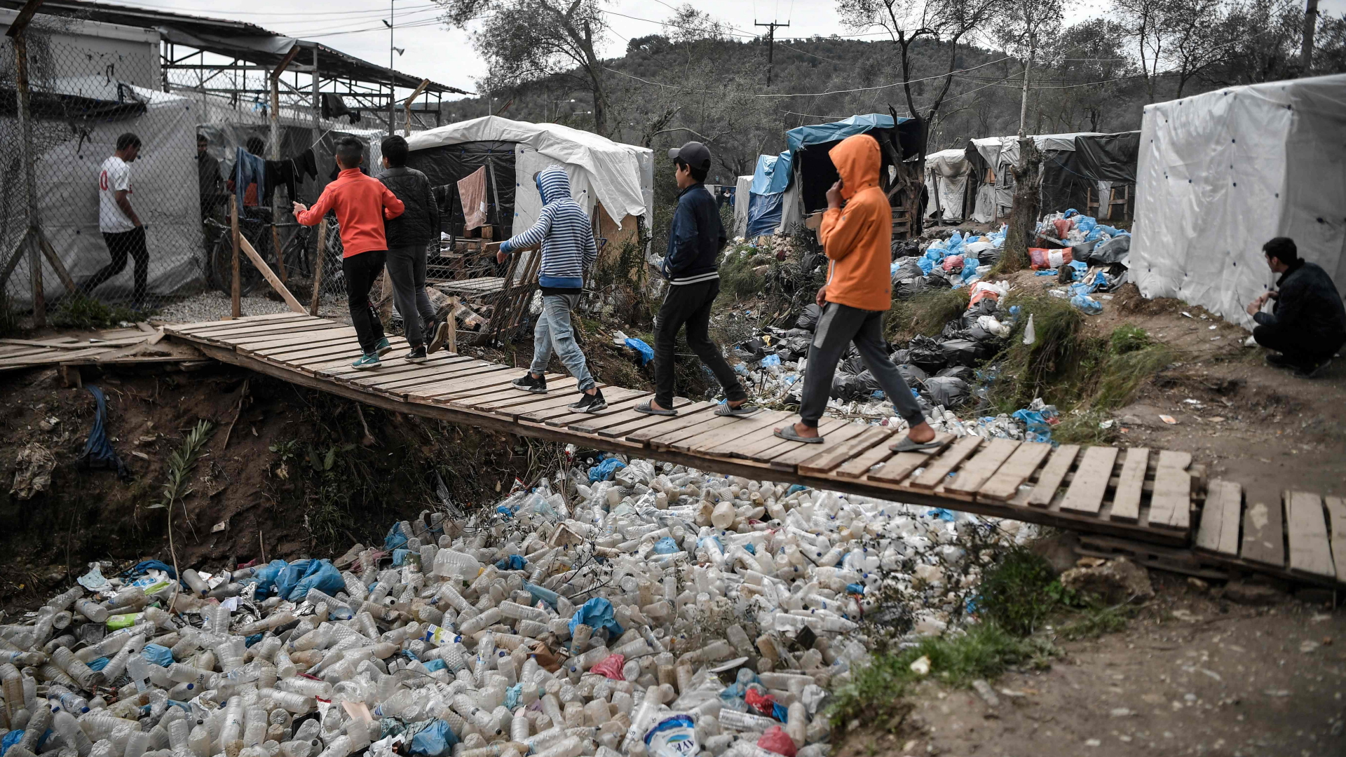 Flüchtlingskinder laufen über eine provisorische Brücke im Lager Moria auf der griechischen Insel Lesbos.
