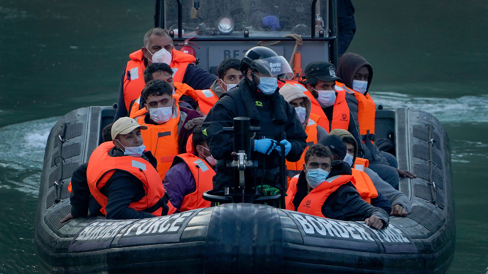 Eine Gruppe von Menschen, bei denen es sich vermutlich um Migranten handelt, werden mit einem kleinen Boot im Ärmelkanal von Grenzschutzbeamten in den Hafen von Dover gebracht.  | picture alliance/dpa/PA Wire