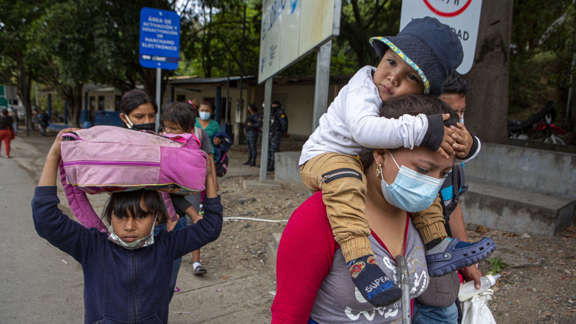 Teilnehmer eines Flüchtlingstrecks auf dem Weg zurück zum Grenzübergang zwischen Guatemala und Honduras | AP