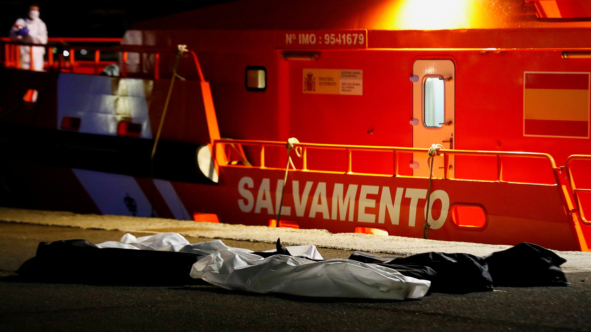 Die Leichen von verstorbenen Migranten sind im Hafen von Arguineguin zu sehen. | REUTERS