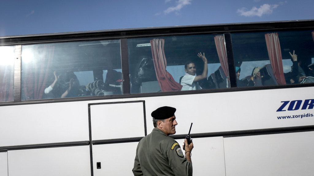 Flüchtlinge sitzen am 24.05.2016 in einem Bus in der Nähe von Idomeni, Griechenland. | null