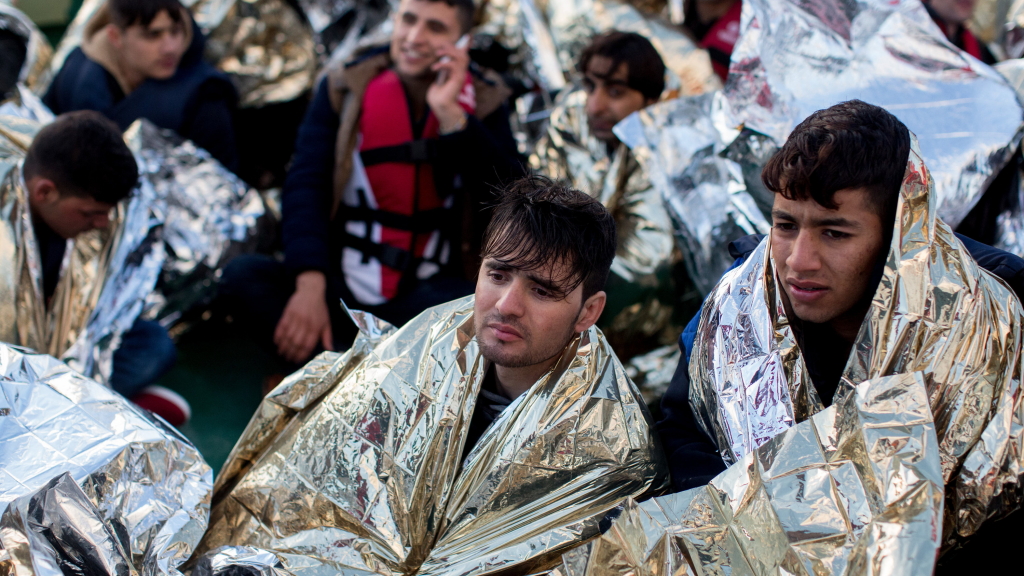 Afghanische Flüchtlinge aus Afghanistan in der Ägäis zwischen der Türkei und der griechischen Insel Lesbos; sie befinden sich nach ihrer Rettung auf dem Vorschiff des Seenotrettungskreuzers Minden.  | null