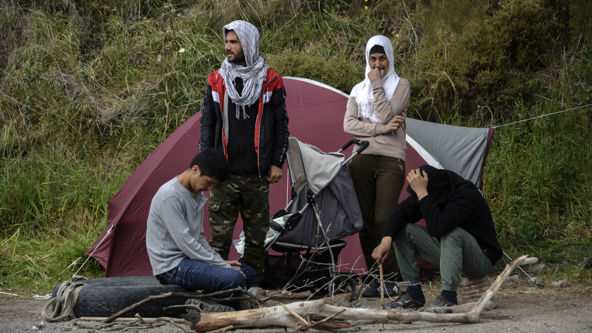 Migranten vor einem Zelt auf der griechischen Insel Lesbos | dpa
