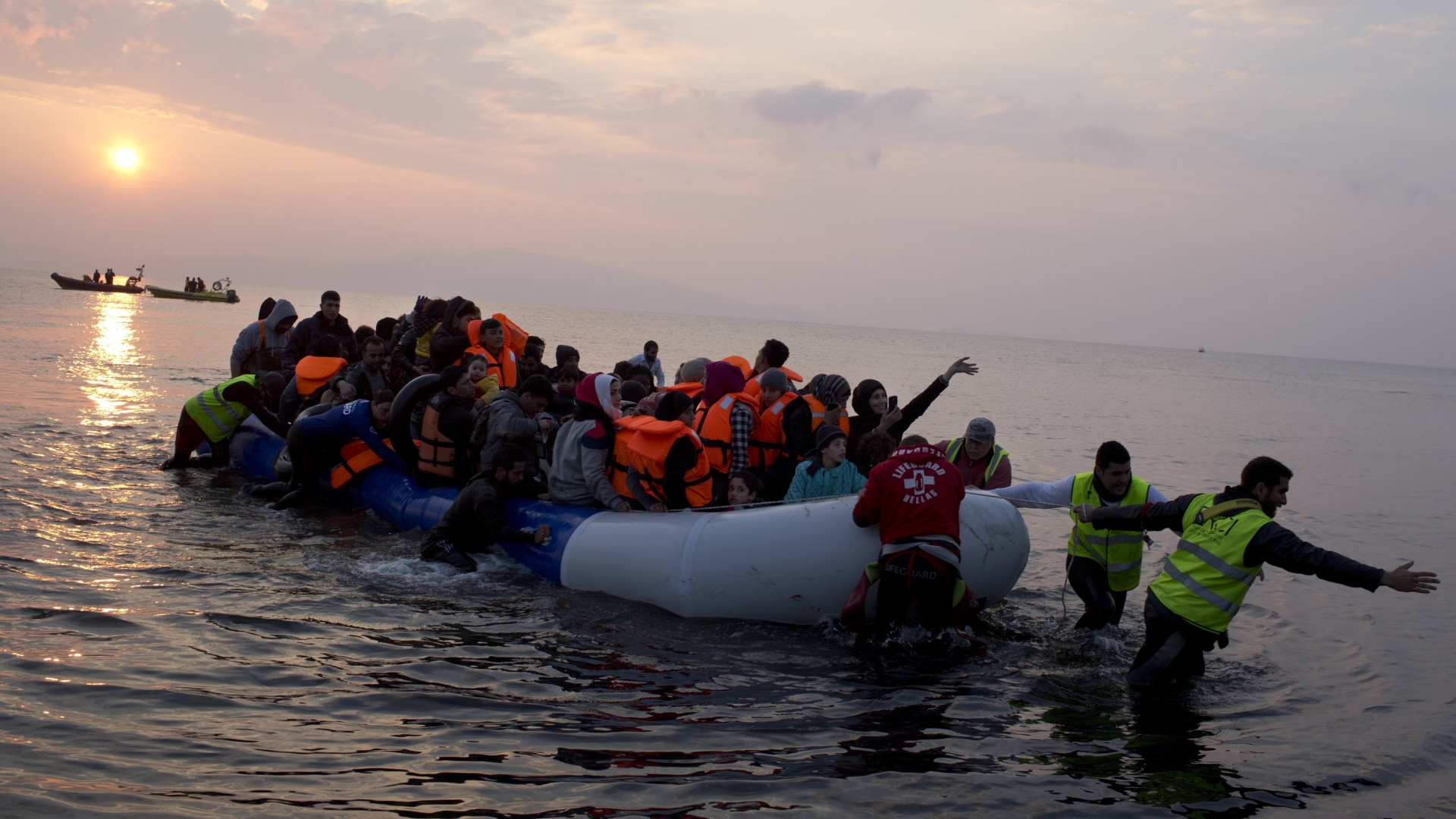 Im März 2017 kommen Flüchtlinge in einem Schlauchboot an der Küste von Lesbos (Griechenland) an | AP
