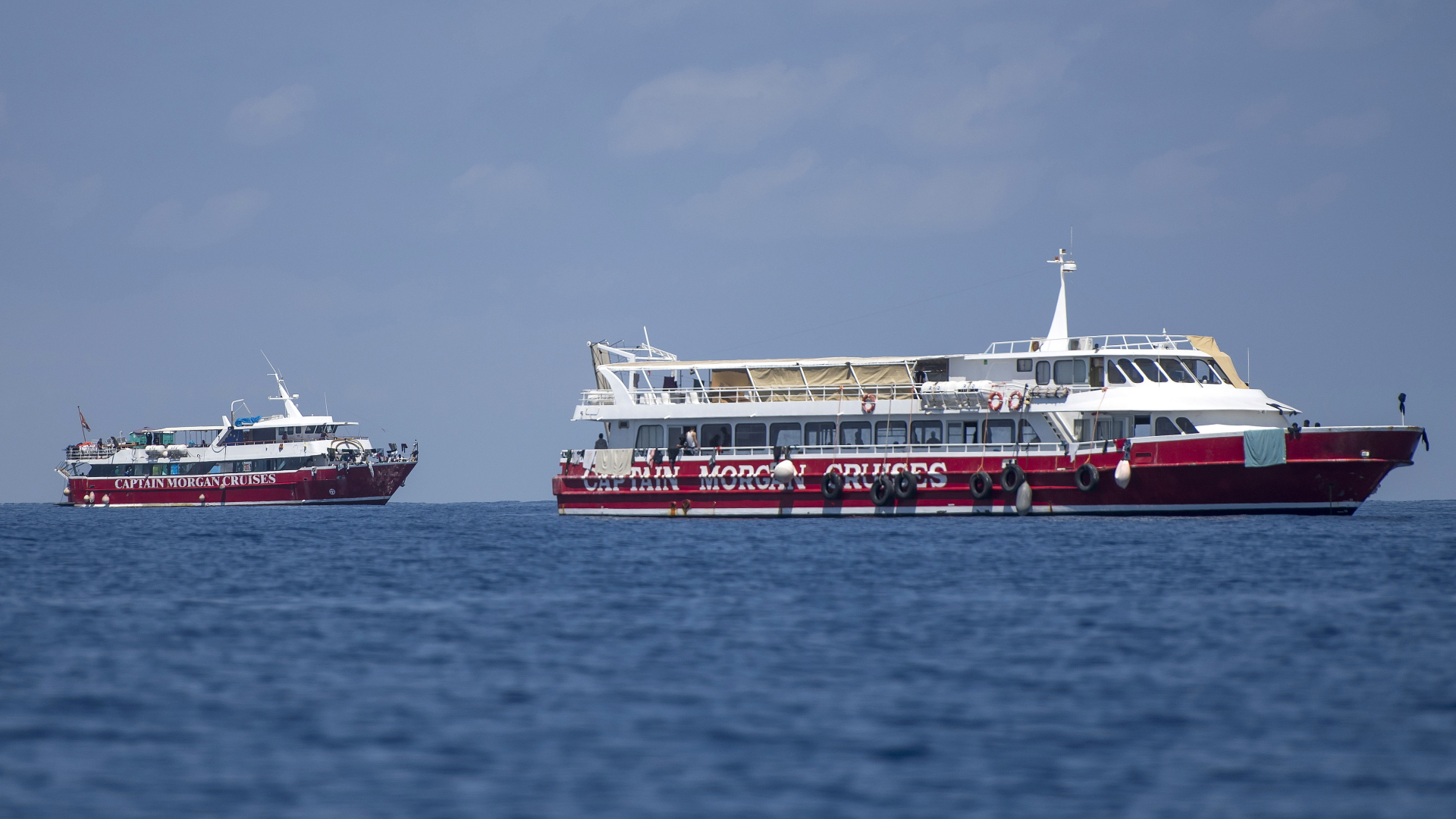 Zwei Touristenboote verweilen etwa 20 Kilometer vor Malta (Archivbild). | dpa