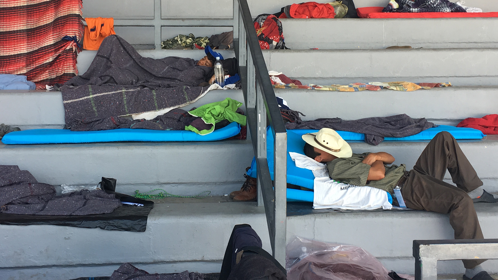 Flüchtlinge schlafen im Stadion von Mexiko-Stadt auf der Tribüne. | Bildquelle: Mellmann/ARD