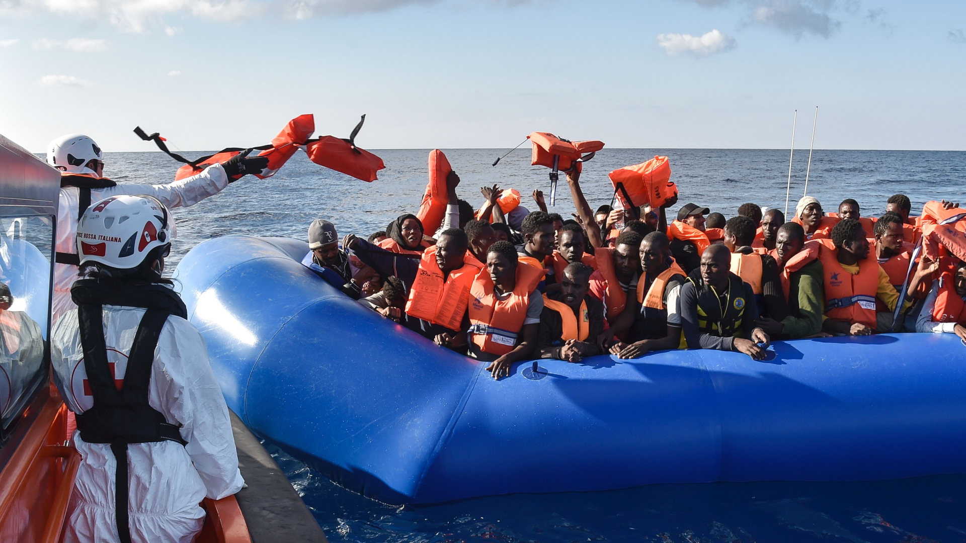 Flüchtlinge in einem Boot im Mittelmeer (Archiv)