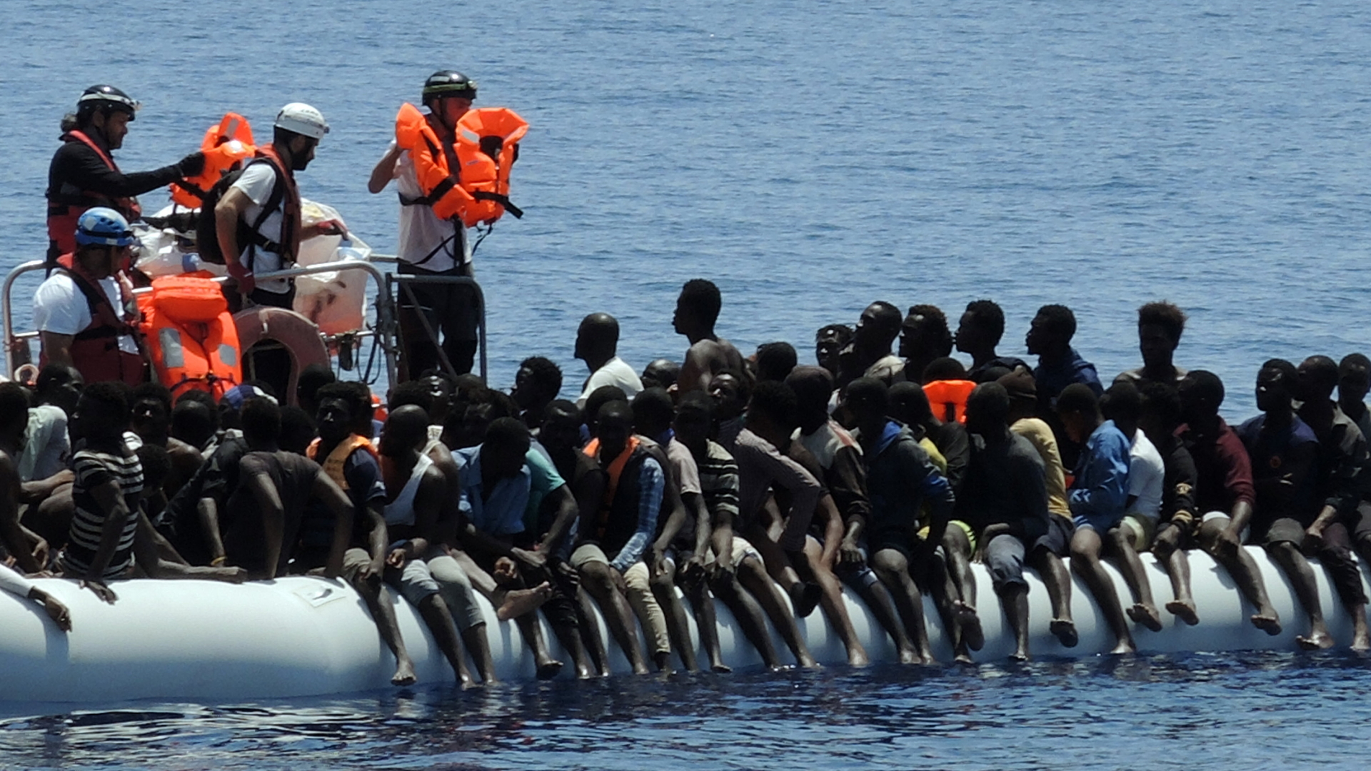 Flüchtlinge im Mittelmeer bei ihrer Rettung durch die Hilfsorganistionen "Ärzte ohne Grenzen" und "SOS Méditerranée".