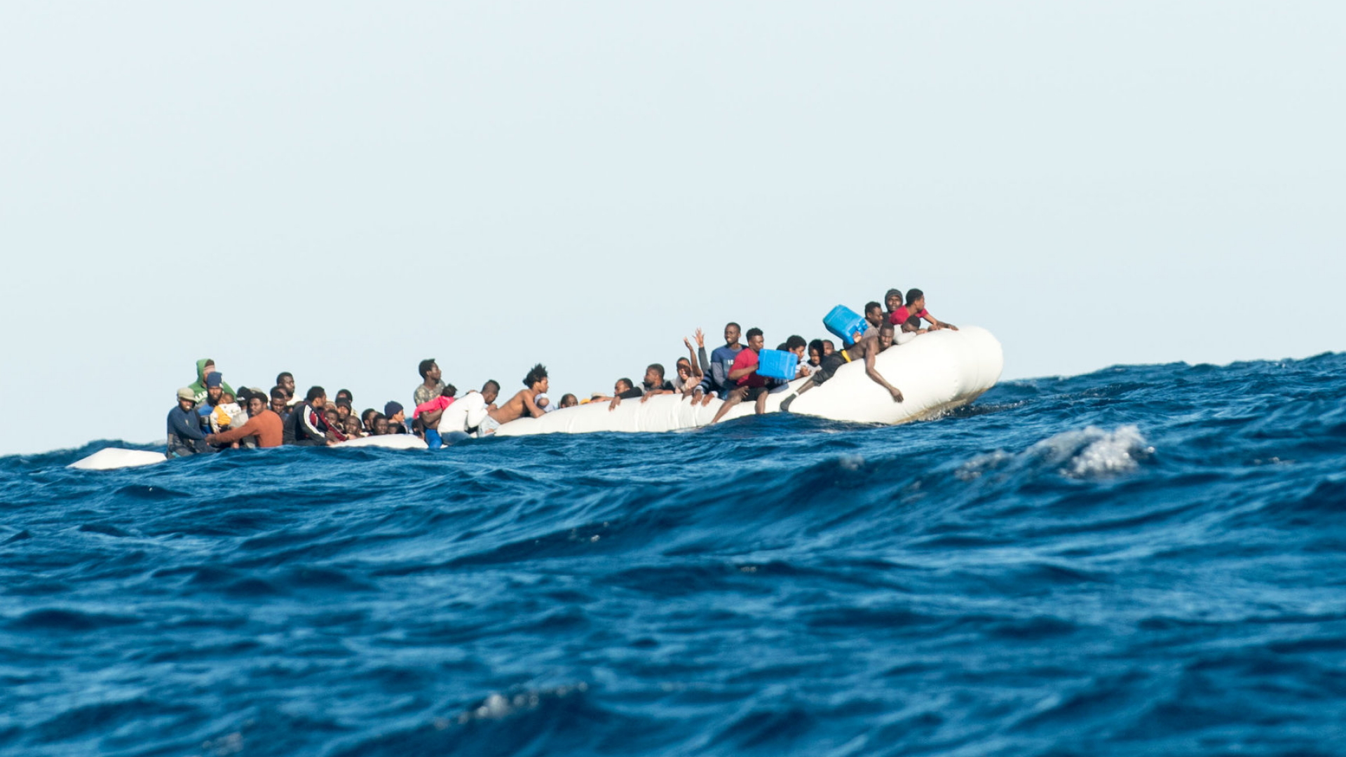 Flüchtlingsboot im Mittelmeer | dpa