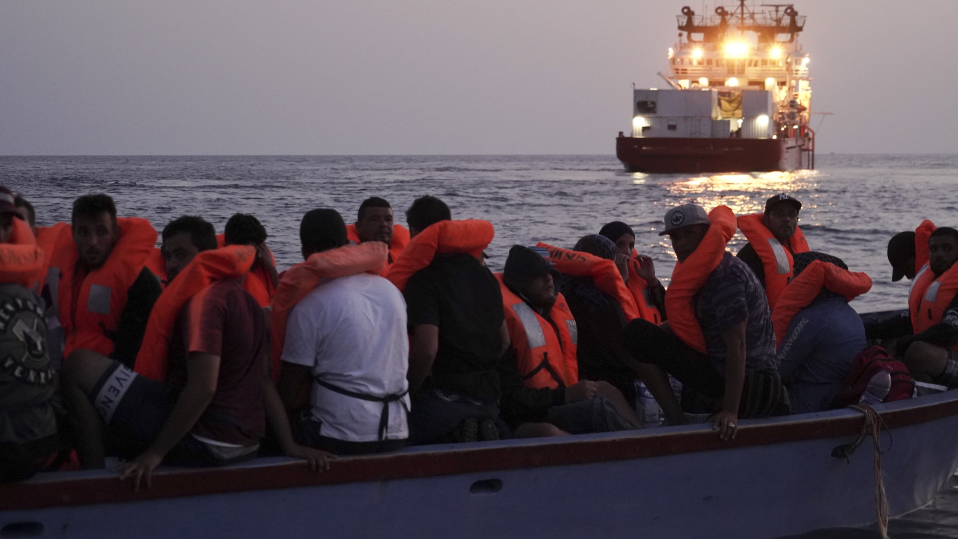 Migranten, die auf Rettung durch die "Ocean Viking" warten. ('Archivbild 16. September 2019) | dpa